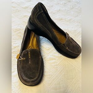 Array NWOT Women’s Gray Top Stitch Button Detail Slip In Loafers Size 8W